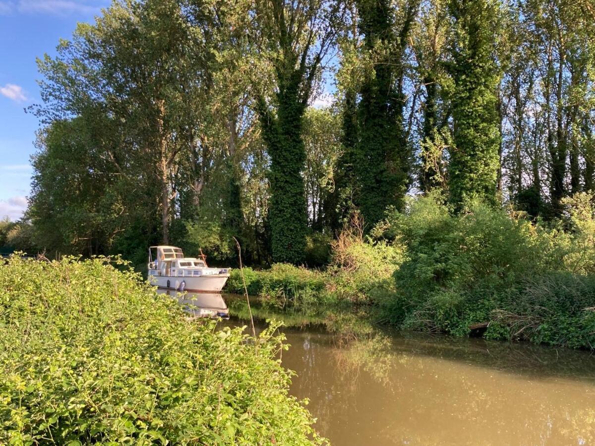 Dutch Cruiser Ship On A Tranquil Secluded River Tonbridge Luaran gambar